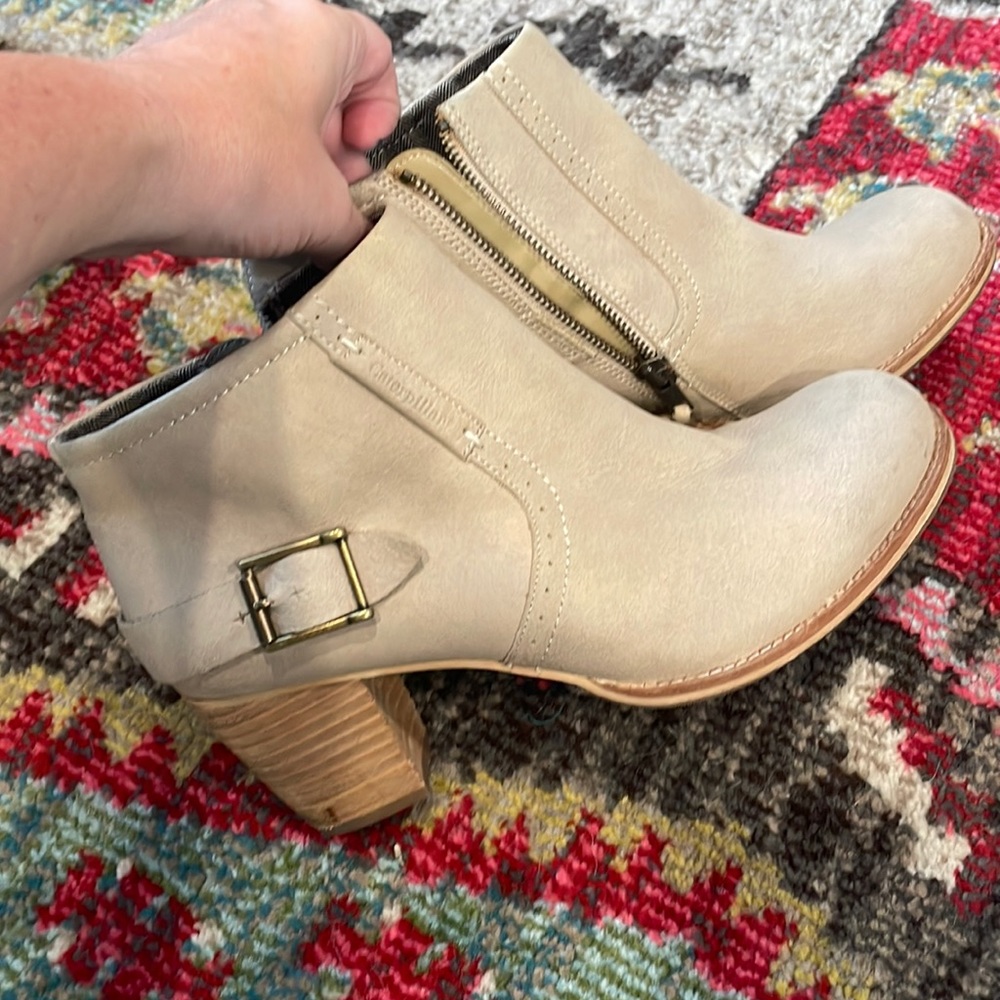 Caterpillar cream booties - size 10